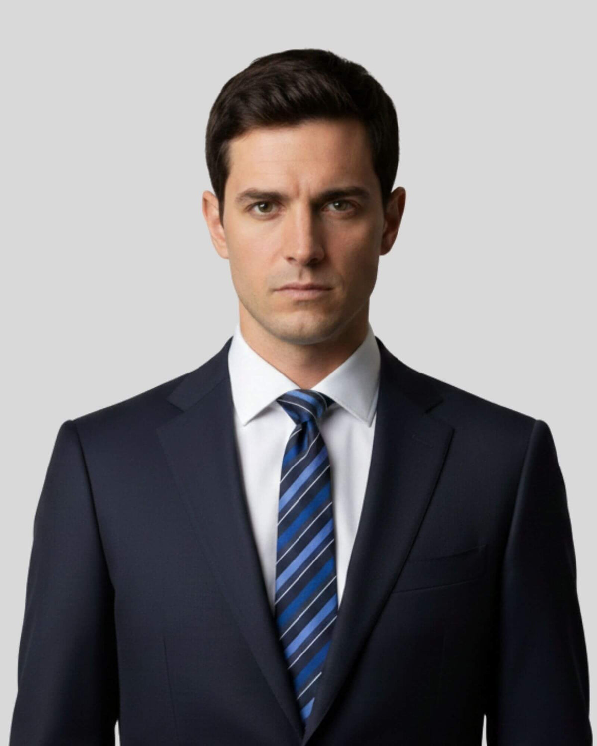 Kumovo lacivert ipek kravat, lacivert ceket, beyaz gömlek